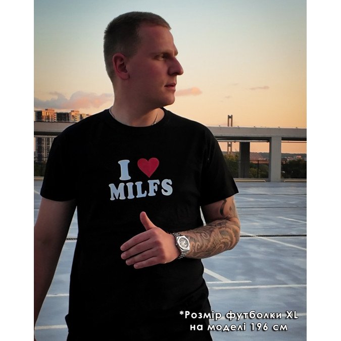 Футболка чорна "I LOVE MILFS" Кіт.Дарує